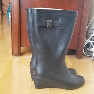 Black wedge rain boots